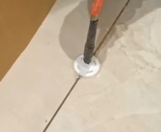 下花园瓷砖空鼓维修公司专业解答瓷砖在铺贴过程中，如果没有涂抹均匀到位的粘结材料（如水泥砂浆或瓷砖胶），可能会导致以下问题